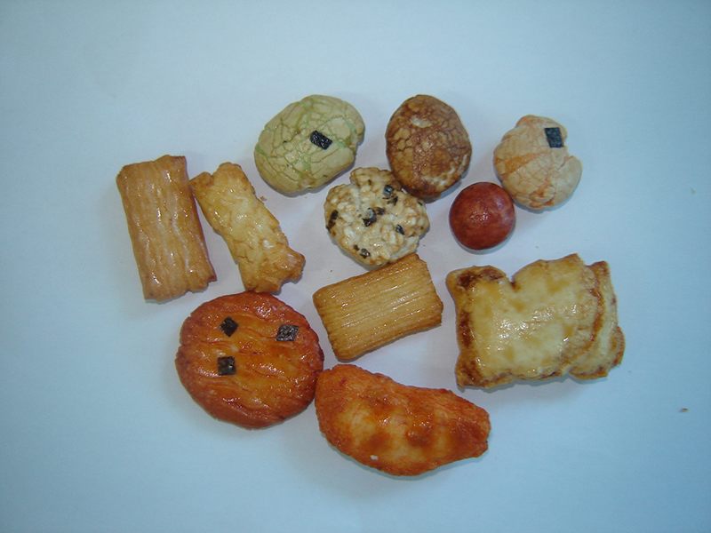 Rice crackers mixed with peanut cracker